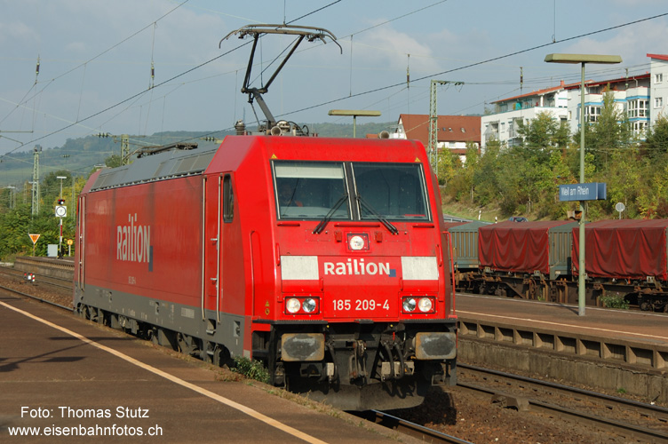 BR 185.2 (2)
Die 185.2 fährt einige Zeit später nach einem Umweg (via BW Haltingen für LPW?) als Lokzug nach Basel SBB RB, um dort einen Zug Richtung Norden zu übernehmen.
