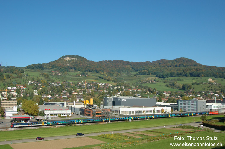 "Nostalgiezug" mit Sissacher Fluh
Beim Steuerwagen ist die Position der neuen Weichenverbindung sichtbar. Diese befindet sich ausserhalb des heutigen Einfahrsignals (zwischen dem 2. und 3. Zwischenwagen).
