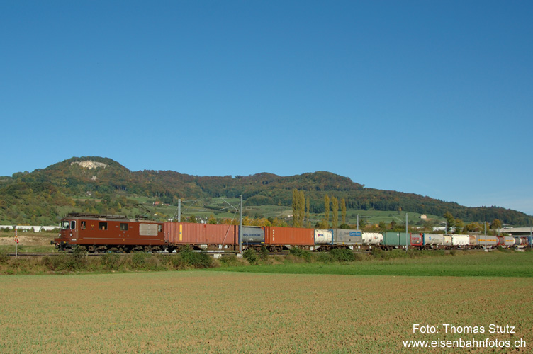 Re 4/4 solo mit Transitzug
Vor Transitgüterzügen sind die Re 4/4 meistens im Doppelpack anzutreffen. Hier ist jedoch eine einzelne Lok mit einem sonntäglichen Containerzug unterwegs.
