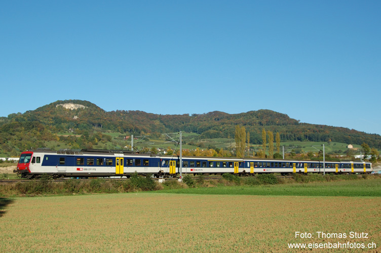 NPZ vor dem Abschied
Momentan gehören die NPZ noch zum Alltagsbild im Baselbiet. Ab Fahrplanwechsel beginnt auf der S3 jedoch schrittweise der Einsatz der FLIRT. Im nächsten Herbst wird dieses Foto wohl schon Seltenheitswert haben, insbesondere wenn es sich sogar um einen NPZ mit Baselbieter Wappen handelt.
