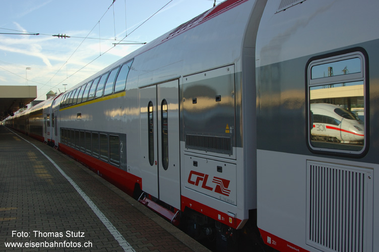 Aufenthalt in Basel Bad Bf
In Basel Bad Bf hatte der Zug eineinhalb Stunden Aufenthalt. Leider eignet sich das Gleis 2 nicht sonderlich gut für Fotos. Mit dem gespiegelten ICE3 und dem Turm des Bahnhofsgebäudes im Hintergrund lässt sich der Aufenthaltsort doch noch erahnen.

