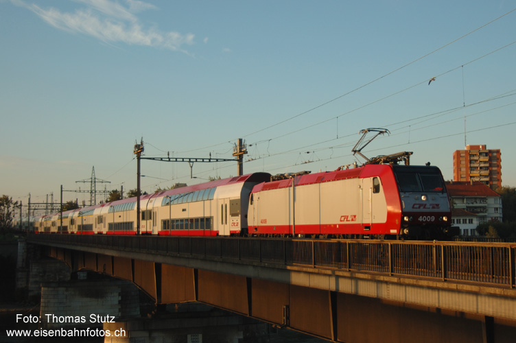 Rheinbrücke (1)
Bei guter Beleuchtung kurz vor Sonnenuntergang (mit einer knappen Stunde Verspätung) setzt der Zug seine Fahrt fort und überquert die Rheinbrücke.
