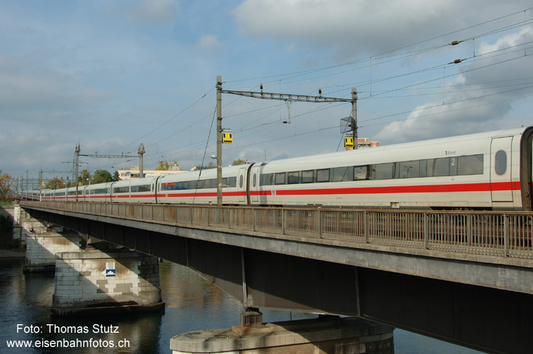 ICE "Basel" in Basel
Schon wieder fährt mir der ICE "Basel" vor der Linse durch, diesmal aber "zu Hause" auf der Rheinbrücke zwischen den beiden Basler Personenbahnhöfen.

