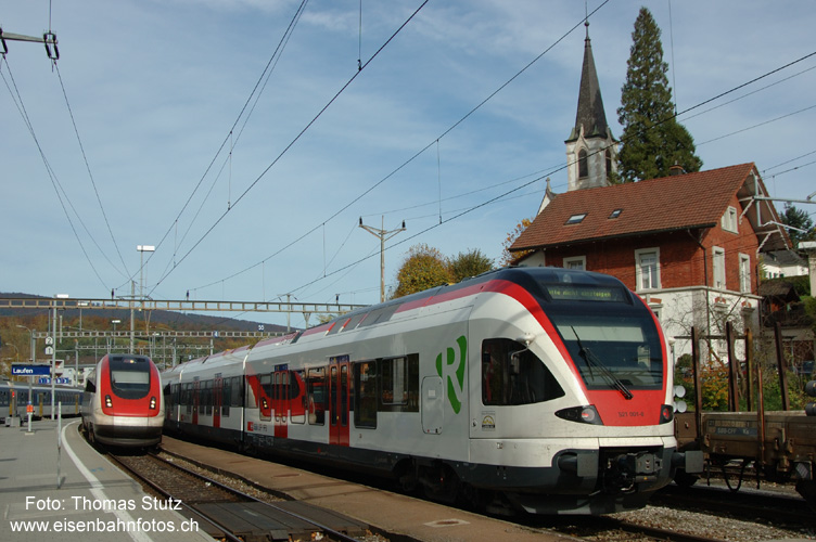 FLIRT in Laufen
Heute haben im Laufental die FLIRT-Instruktionsfahrten für die Lokführer aus Delémont begonnen. Ab Fahrplanwechsel werden vorerst 4 FLIRT auf der S3 zum Einsatz kommen. Mo-Fr werden damit 2 NPZ ersetzt, allerdings nur zu Hauptverkehrszeiten in Doppeltraktion. Übers Wochenende werden 3 NPZ ersetzt, immer nur in Einzeltraktion. Somit wird das Sitzplatzangebot in den betroffenen Zügen gegenüber heute teilweise deutlich reduziert.
