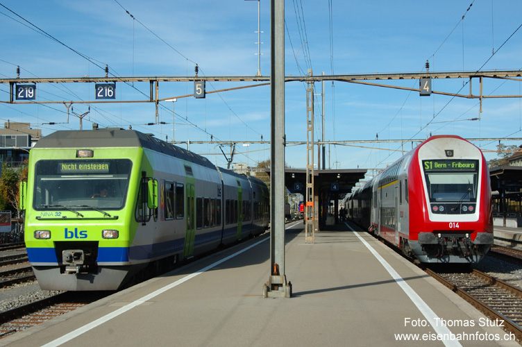 NINA + CFL-Dosto
Kurz vor Abfahrt der S1 wird noch eine NINA aus der Abstellgruppe aufgestellt, die anschliessend als Leermaterialzug Richtung Spiez abfährt.
