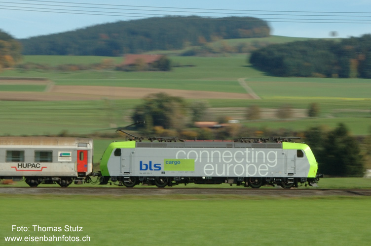Was bewegt sich?
Zur Abwechslung mal eine fahrende Landschaft mit einem stehenden Zug ... (Keine Computerbearbeitung!)
