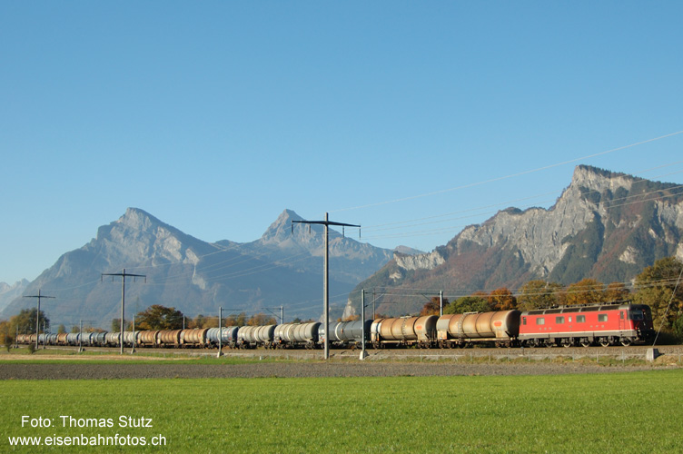 Re 6/6 mit Oelzug
