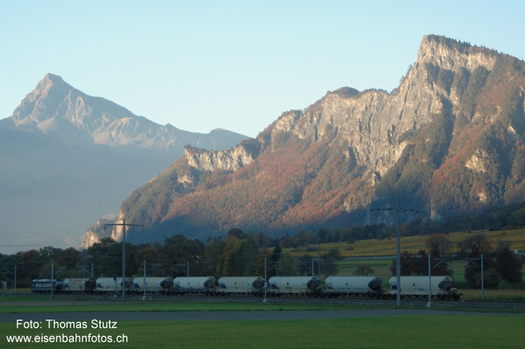 RSB-Zug im Schatten ...
Leider war der Zug mit der RSB-Lok am letzten Tag der Sommerzeit verspätet, so dass er die Fotostelle bei Maienfeld erst nach Sonnenuntergang passiert (und ich zudem schon wieder auf dem Weg nach Maienfeld war ...).
