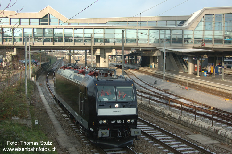 MRCE mit Passerelle
Die MRCE 185.5 am zweiten Tag der Zulassungsfahrten hat im Gleis 19 (SNCF-Güterlinie) die Passerelle unterquert.
