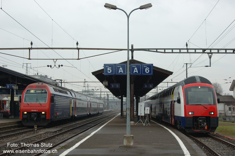 DPZ + DTZ in Wallisellen
Zum Tag der offenen Türe bei Siemens konnte im Bahnhof Wallisellen - ein Tag nach der offiziellen Vorstellung in Zürich HB - der erste DTZ besichtigt werden.
