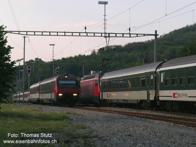 IC-Kreuzung in Läufelfingen!
IC-Kreuzung in Läufelfingen. IC 882 (rechts) wartet noch auf die Einfahrt des IC 991 (links), bevor er die Fahrt fortsetzen kann.
