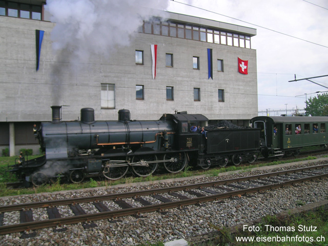 Dampflok A 3/5
Richtung Westen an der Spitze des Dampfzuges ist die A 3/5 705. Wie zu erwarten ist der Publikumsandrang für die Dampffahrten sehr gross.
