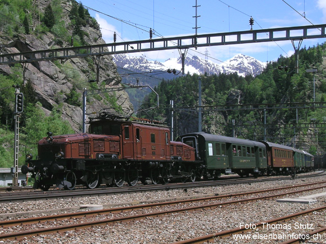 Extrazug mit Krokodil
Zum 100 Jahr-Jubiläum der Dampflok A 3/5 wurde durch SBB Historic am 21./22. Mai 2004 eine aufwändige Extrafahrt über den Gotthard organisiert. Insgesamt 5 verschiedene historische Loks beförderten total 10 Wagen - je nach Abschnitt in einem oder zwei Zügen. Bedingt durch verschiedene Vorgaben (elektrischer Vorspann in langen Tunnels, gemeinsame Führung im durch Bauarbeiten einspurigen Abschnitt Sisikon - Flüelen) gab es immer wieder Traktionsänderungen. 
