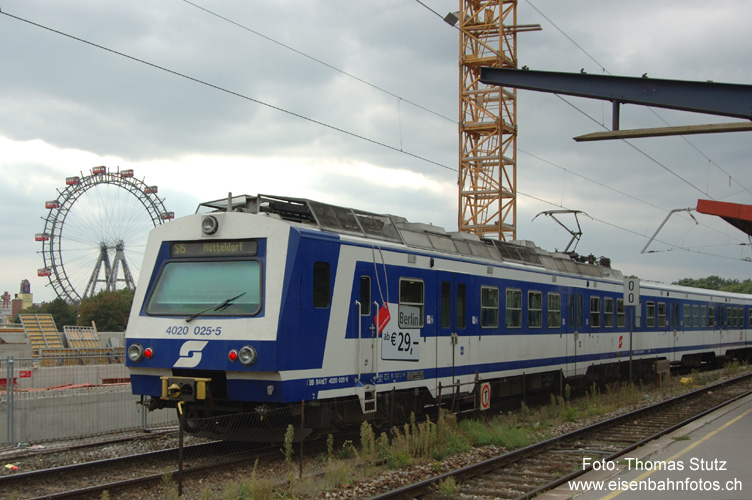 S-Bahn mit Riesenrad
Momentan wird der Bahnhof Wien Nord komplett erneuert. Während der Bauarbeiten ist so das Riesenrad im Prater direkt vom Perron aus zu sehen.
