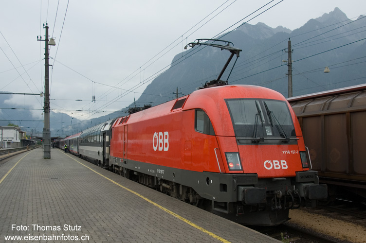 EC "Transalpin" mit Schiebelok
In Bludenz erhielt der EC "Transalpin" (mit total 14 Wagen ab Buchs SG) eine Schiebelok, die bis Salzburg am Zug blieb. Der Zug stand übrigens verkehrt (Panoramawagen am Schluss statt Spitze), vermutlich immer noch von der Umleitung einige Tage zuvor wegen der Entgleisung in Mühlehorn. Noch zur Verspätungsstatistik: der Zug kam in Wien mit 15 Minuten Verspätung an (SBB: 5 Min, DB: 10 Min, ÖBB: 0 Min (Buchs SG - Kufstein 10 Min, dafür Salzburg - St. Pölten 10 Min aufgeholt).
