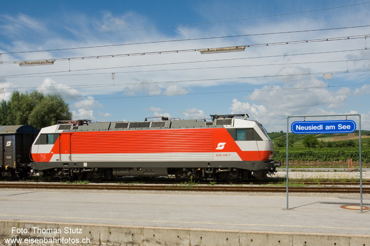 1014 in Neusiedl am See
Bei der 1014 mit einem 4achsigen Velotransportwagen und Wagen 2. Klasse dürfte es sich wohl um den tagsüber abgestellten "Erlebniszug NEUSIEDLER SEE" handeln.
