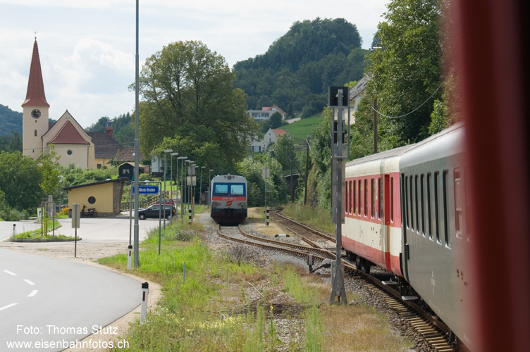 Abgehängter 5047
Von St. Valentin bis St. Nikola-Struden hat der Erlebniszug WACHAU am Schluss noch einen Dieseltriebwagen der Reihe 5047 mitgeführt, der ab hier wieder nach St. Valentin zurückfährt. In St. Nikola-Struden enden die meisten Züge, einige fahren noch bis Sarmingstein, ab dort benützen dann aber nur noch die 2 Erlebniszüge die Donauuferbahn.
