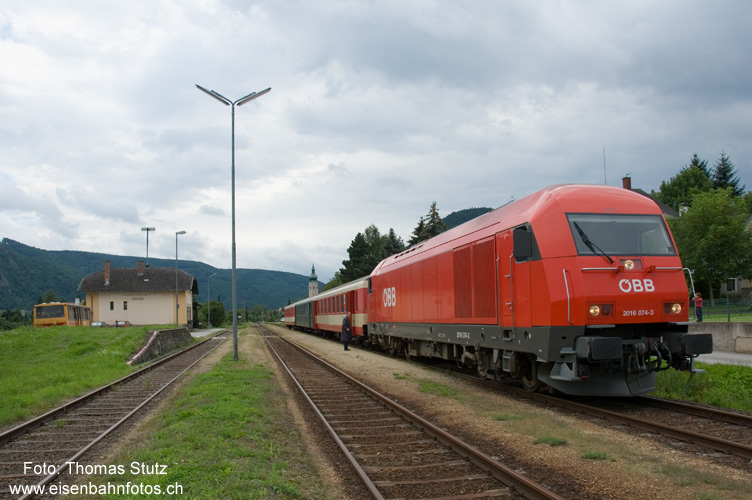 Endstation Aggsbach Markt
In Aggsbach Markt ist auch für den Erlebniszug WACHAU vorübergehend Endstation. Wegen Steinschlags ist die Strecke seit April gesperrt, bis Spitz an der Donau muss auf den Bus (links im Bild) umgestiegen werden. Der Ansturm auf den Bus hielt sich allerdings in Grenzen ...
