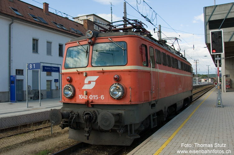 Elektrische Traktion ab Krems
In Krems an der Donau fand dann der Lokwechsel zu elektrischer Traktion statt. Die andere Seite der Lok darf ich allerdings nicht zeigen ...
