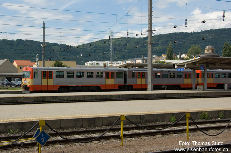 Graz-Köflacher Bahn
Ausfahrt eines Zuges der Graz-Köflacher Bahn in Graz. Der vordere Zugsteil fährt ab Lieboch nach Wies-Eibiswald, der hintere nach Köflach weiter.
