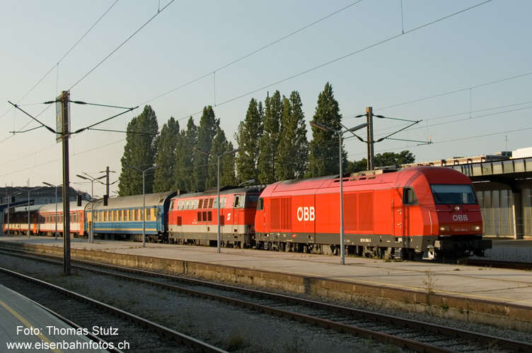 Gemischte Dieseltraktion (1)
Gemischte Diesel-Doppeltraktion vor dem EURegio nach Bratislava, der direkte Wagen nach Lvov (an anderen Wochentagen sogar nach Kiew mit Ankunft am übernächsten Morgen) mitführt.
