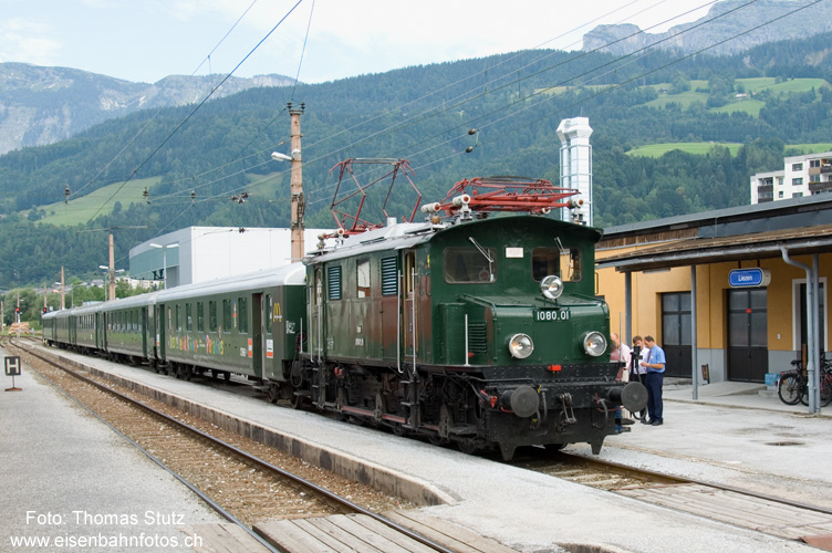 Sonderzug mit 1080.01
Viel Glück hatte ich bei der Rückfahrt via Ennstal. Zuerst stand in Liezen ein Sonderzug mit der 1080.01 bereit (genau auf richtiger Höhe) ...

