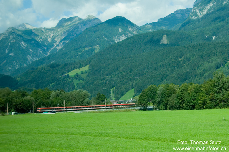 IC Innsbruck - Graz
... und beim Warten im IC auf den Kreuzungszug im Bahnhof Haus gelingt durch das Fenster noch ein Foto des Gegenzuges, der mit einem Pendelzug der Reihe 4010 geführt wird.
