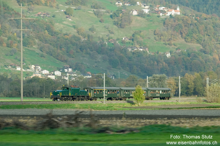 Be 6/8 III 13302
Krokodil auf dem Weg zum Dampffestival in Untervaz, fotografiert aus einem Zug der RhB.
