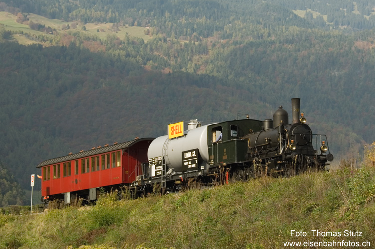 DVZO E 3/3
Da es sich beim Anschlussgleis der Holcim um ein Dreischienengleis handelt, können auch die normalspurigen Dampfloks zum Festbahnhof Holcim.
