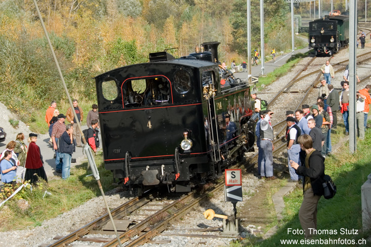 DFB-Dampflok
Etwas Schieflage erhielt die DFB-Dampflok auf der Dreischienengleis-Weiche. So gab es anschliessend noch eine Aufgleis-Aktion zu sehen (ausser man fuhr Richtung Maienfeld zum Fotografieren ...).
