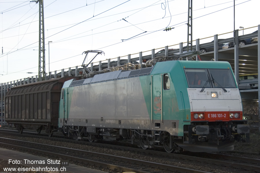 186 101-2 verlässt die Schweiz
Mit über einer Stunde Verspätung verlässt die E 186 101 nach den Messfahrten wieder die Schweiz.
