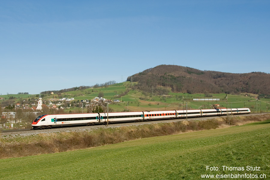 2. ICN bei Frick
Wenige Minuten später folgt aus der Gegenrichtung ebenfalls ein ICN.
Bei den "Flugzügen" wird neuerdings einer von drei Umläufen mit einem ICN geführt.
