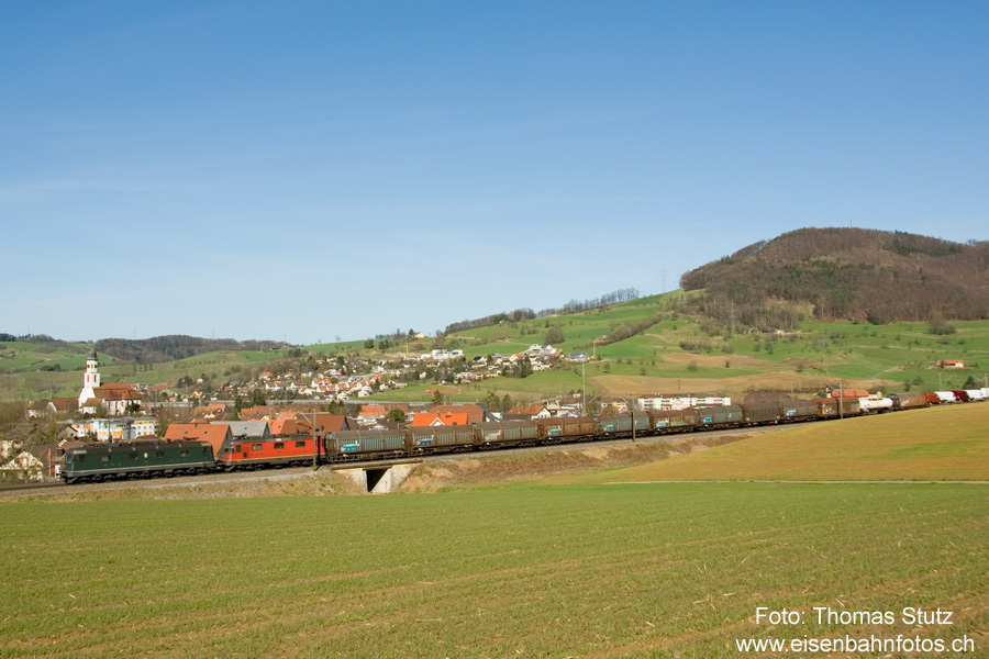 Re 10/10 mit buntem Zug
