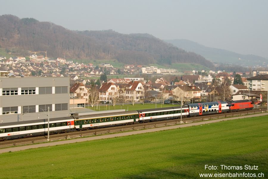 Überfuhr Dosto-Steuerwagen
Überfuhr eines Dosto-Steuerwagens von Basel nach Bern an der Spitze des EC Cisalpino 135, dahinter befindet sich die planmässigen Verstärkungswagen, ganz am Schluss (auf dem Foto nicht sichtbar) folgen die internationalen "Cisalpino"-Wagen.
