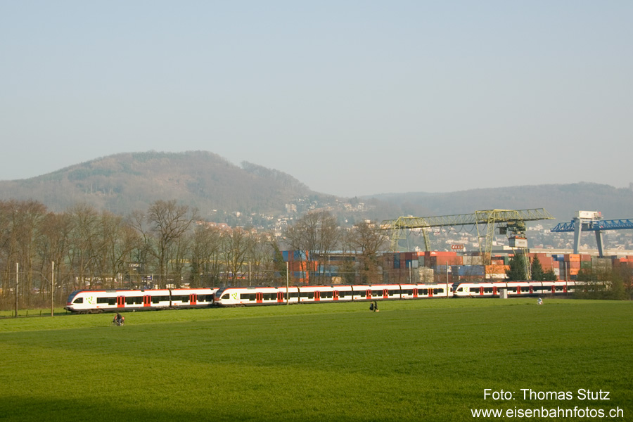 planmässige FLIRT-Begegnung
Im Dezember 2006 wurden die Fahrzeiten der S3 leicht angepasst (Fahrzeitgewinn durch FLIRT-Einsatz). Damit begegnen sich die Züge nun nur noch ein- statt zweimal pro Stunde genau im Bahnhof Frenkendorf-Füllinsdorf. Die zweite Begegnung findet nun etwas ausserhalb des Bahnhofs Seite Pratteln statt. Wenn beide Züge ganz pünktlich unterwegs sind, etwa hier ...
