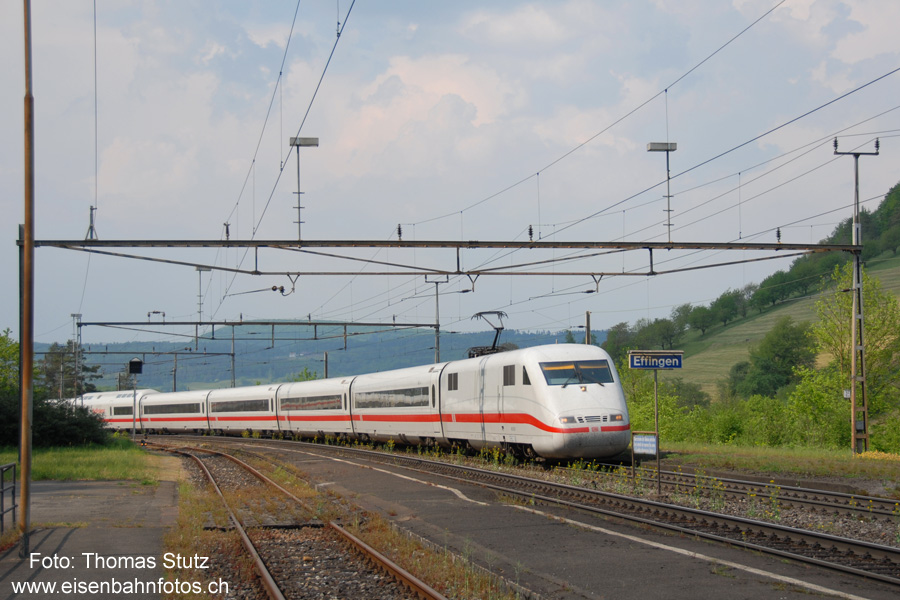 ICE in Effingen
Wegen Bauarbeiten war die Strecke Olten - Aarau zwischen Däniken und Wöschnau (vor Aarau) an zwei Wochenenden ab Samstagabend bis Montagmorgen nur einspurig befahrbar. Die Nonstop-IC Basel SBB - Zürich HB wurden via Bözberg umgeleitet, womit dort ICE ausnahmsweise zu fotografierbaren Zeiten verkehren.
