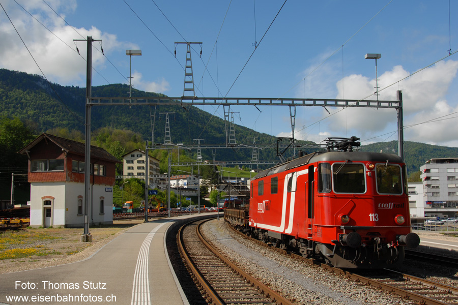 Crossrail in Moutier
Nach dem Ende des Umbaus im Grenchenbergtunnel kehren die für die Bauarbeiten eingesetzten Wagen wieder nach Deutschland zurück. Der Zug wird von einer Re 436 der Crossrail durchs Laufental bis Basel Bad Bf gezogen. (Für Fotos im Laufental hat es leider nicht gereicht, da ein anderer Fototermin in der Westschweiz auf dem Programm stand ...)
