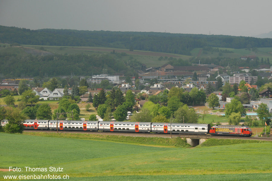 2 IR nach Zürich HB
In Fahrrichtung Zürich wurden die IR Basel SBB - Aarau - Zürich HB (- Chur) ebenfalls via Bözberg umgeleitet - ohne Halt zwischen Basel und Zürich. In Frick überholten sie häufig den planmässigen IR Basel SBB - Frick - Zürich HB, der hier auf dem Bild oben (im Bahnhof Frick) ebenfalls noch zu sehen ist.
