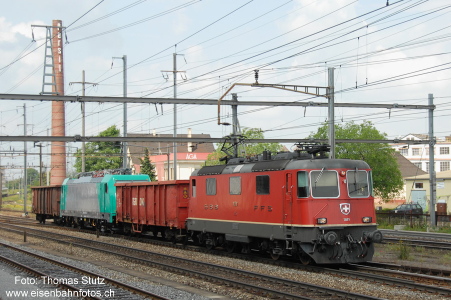 Überführung E 186
Das eigentliche Fotoobjekt folgt natürlich genau dann, wenn ein Güterzug die Sicht versperrt und dadurch ein Standortwechsel nötig ist. Selbstverständlich ist dies auch der einzige Zeitpunkt während meiner Anwesenheit, in der eine Wolke die Sonne verdeckt ...
