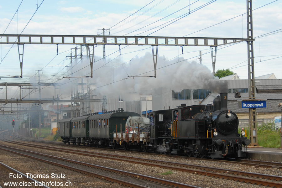 Dampfzug zum Freilichttheater
Heute verkehrte ein Dampfzug mit 2 Loks nach Erstfeld (mit Weiterfahrt am Sonntag nach Göschenen), der im Juli und August beim Freilichttheater "d'Gotthardbahn" in Göschenen "mitspielen" wird.
