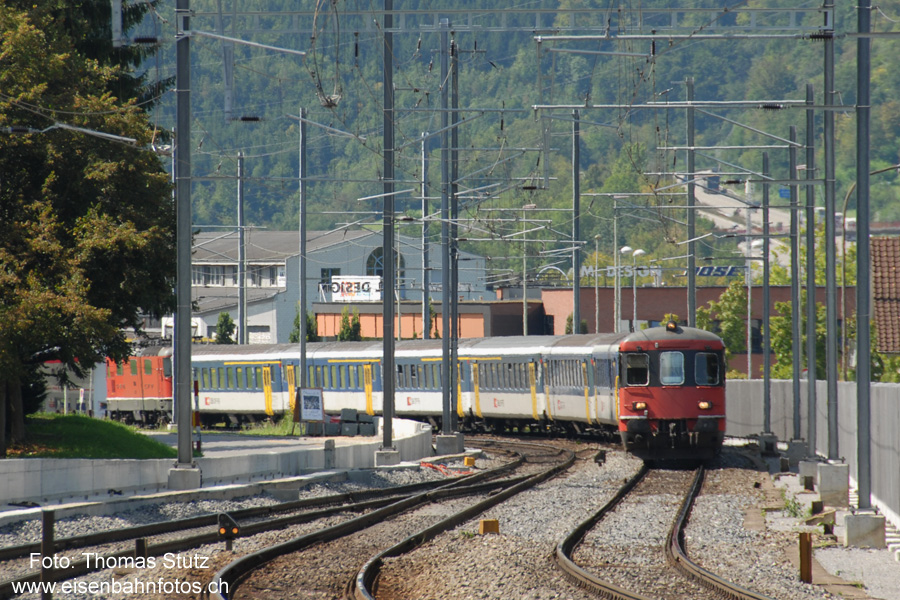 Einfahrt in Sissach
Seit der Perronverlängerung in Sissach kann nun die Einfahrtkurve auch fotografisch umgesetzt werden. Der einfahrende IR Basel - Zofingen hat nicht nur die Lok auf der "falschen" Seite, sondern auch eine spezielle Wagenzusammenstellung ...
