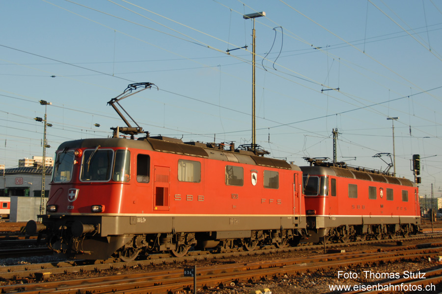 Re 10/10 mit 2 Wappen
