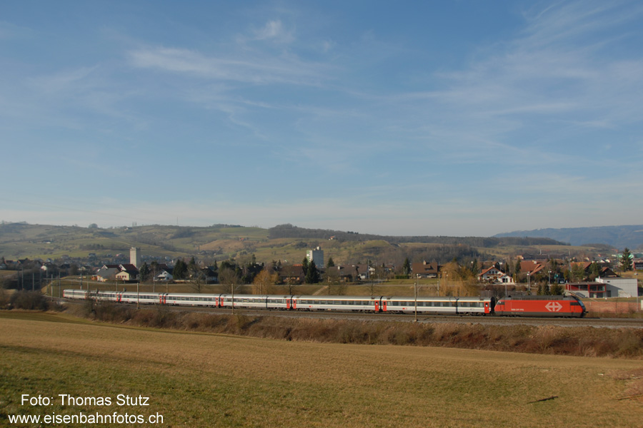EC bzw. IC "Vauban"
Mit dem Fahrplanwechsel im Dezember wurde wieder einmal der Laufweg des EC "Vauban" geändert. Er verkehrt neu ab/nach Zürich HB,
auf der Fahrt Richtung Belgien als Takt-IR über den Bözberg, auf der Rückfahrt zwischen Basel und Zürich als Nonstop-IC ausser Takt.
Beide belgischen EC ("Vauban" und "Iris") haben seit Dezember 2007 innerhalb der Schweiz den EC-Status verloren und
verkehren auf diesem Abschnitt als IR bzw. IC.
