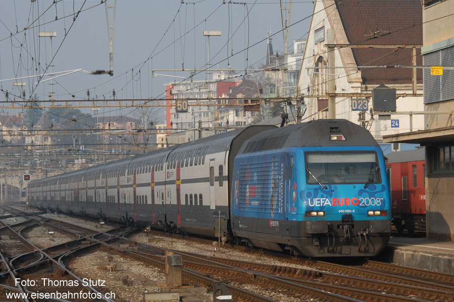 Re 460 "UEFA Euro 2008" mit IC-Dosto
