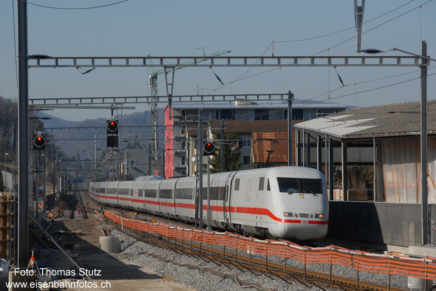 ICE vom zukünftigen Perron aus
So dürfte die Sicht auf die Züge aus Richtung Liestal vom zukünftigen Perron des Gleises 3 in Lausen sein.
Momentan wird das Gleis 3 noch umgebaut und der neuen Kurvenführung angepasst.
