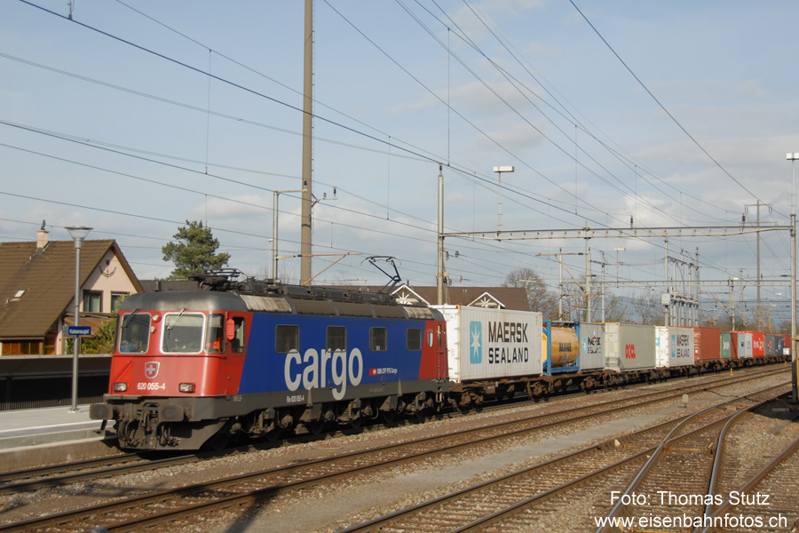Re 6/6 mit Containerzug
