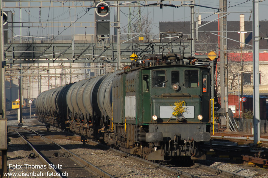 Ae 4/7 mit Oelzug unterwegs
Heute verkehrten die beiden Ae 4/7 erstmals mit einem Oelzug. Die Abfahrt in Basel RB wäre eigentlich lange vor Sonnenaufgang geplant gewesen - dank mehrstündiger Verspätung fand sie aber bei besten Lichtverhältnissen statt.
