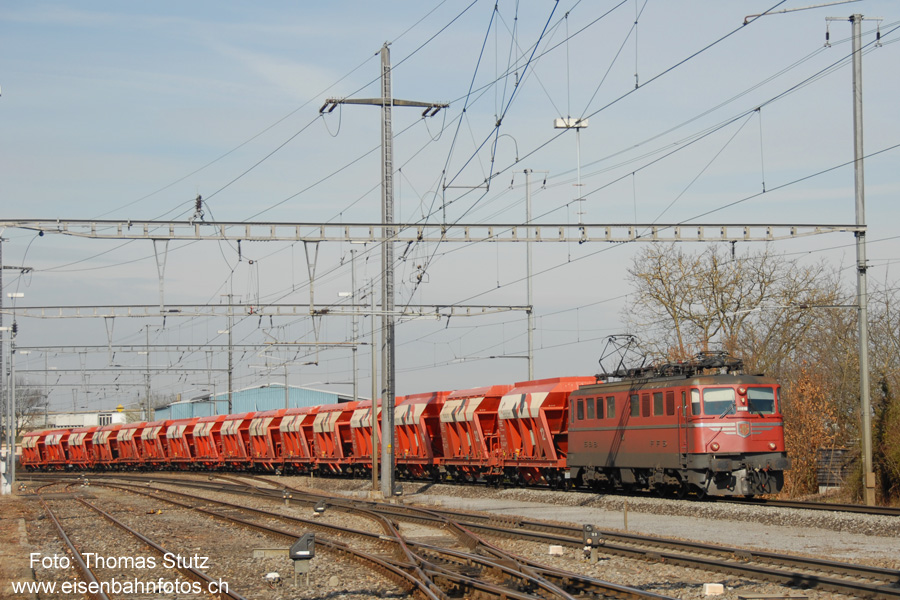 Ae 6/6 mit Holcim-Kieszug 
