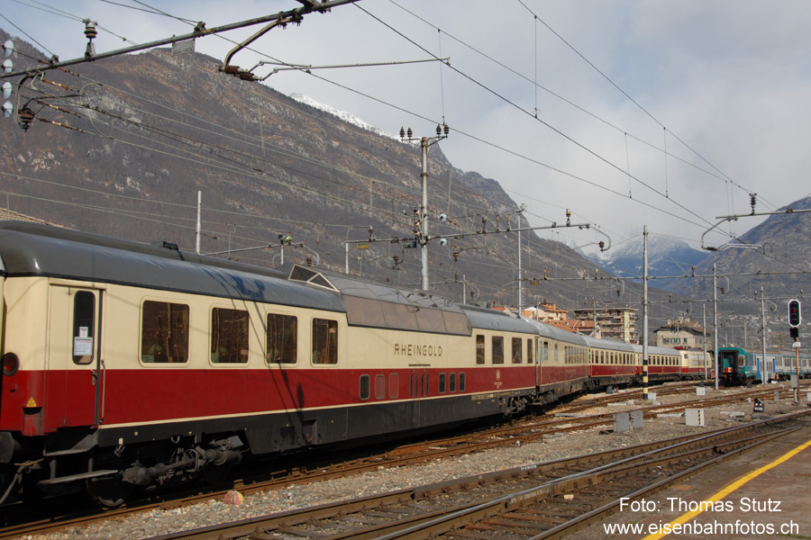 TEE Rheingold in Domodossola
Über Ostern fand eine Extrafahrt mit der schweiztauglichen 103er und dem TEE Rheingold nach Domodossola und zurück statt.
Vom Abstellgleis wird die Komposition mit einer FS-Rangierlok eingeschoben.

