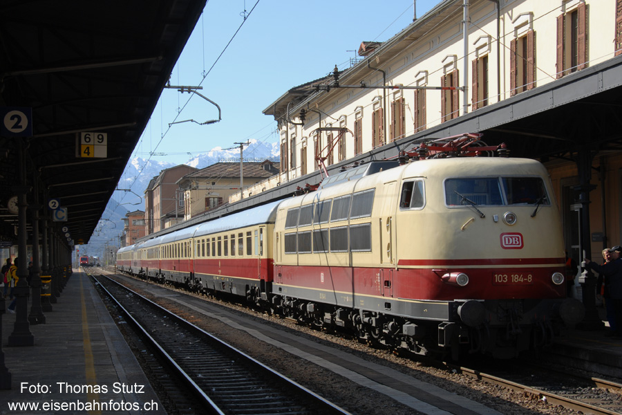 bereit zur Abfahrt
Die Fahrt ab Domodossola erfolgt in eigener Kraft (unter 15 kV mit dem Schweizer Stromabnehmer).
Im Hintergrund fährt eine RoLa aus Novara mit einer Re 474 ein.
